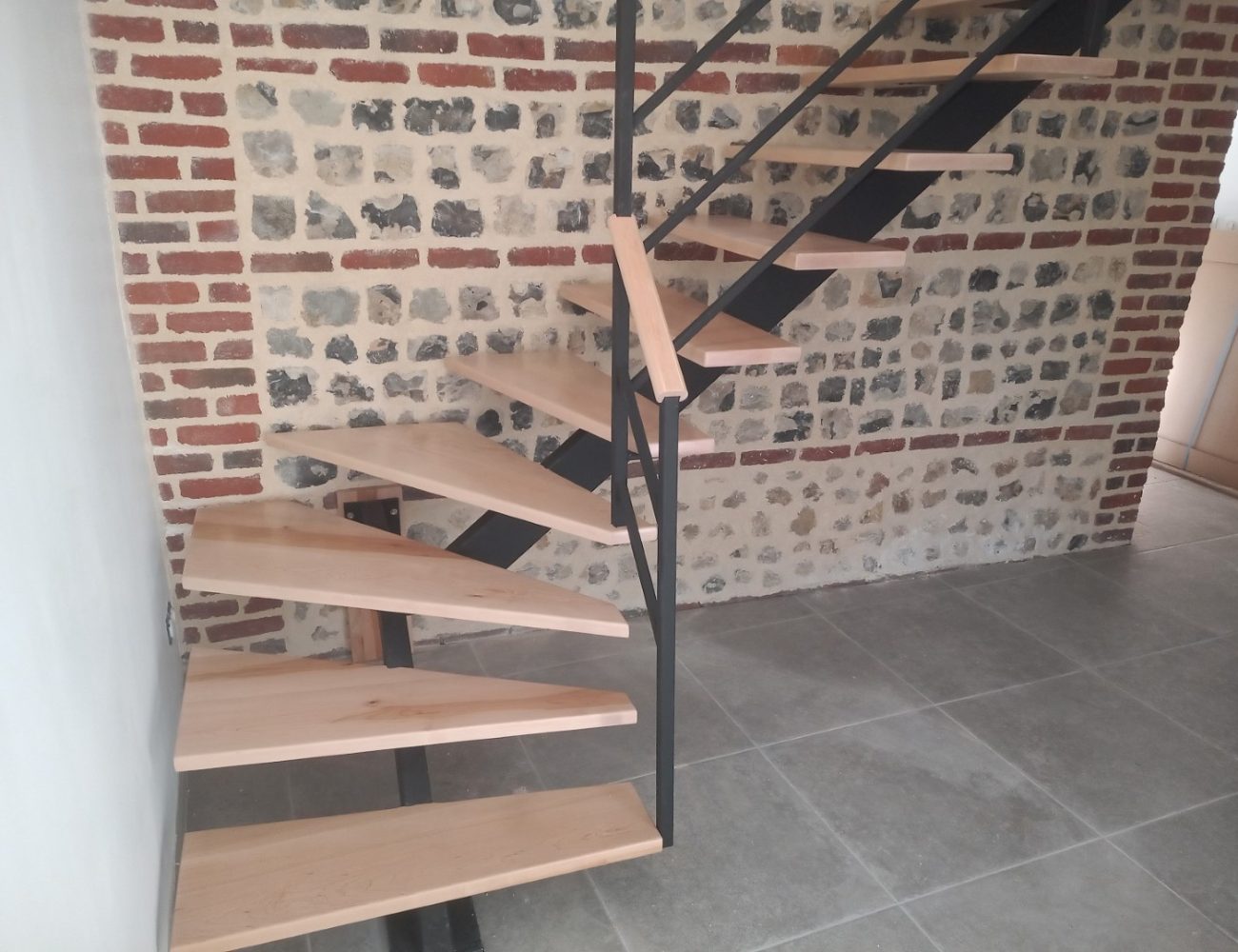 Escalier frêne a limon centrale en acier laquée