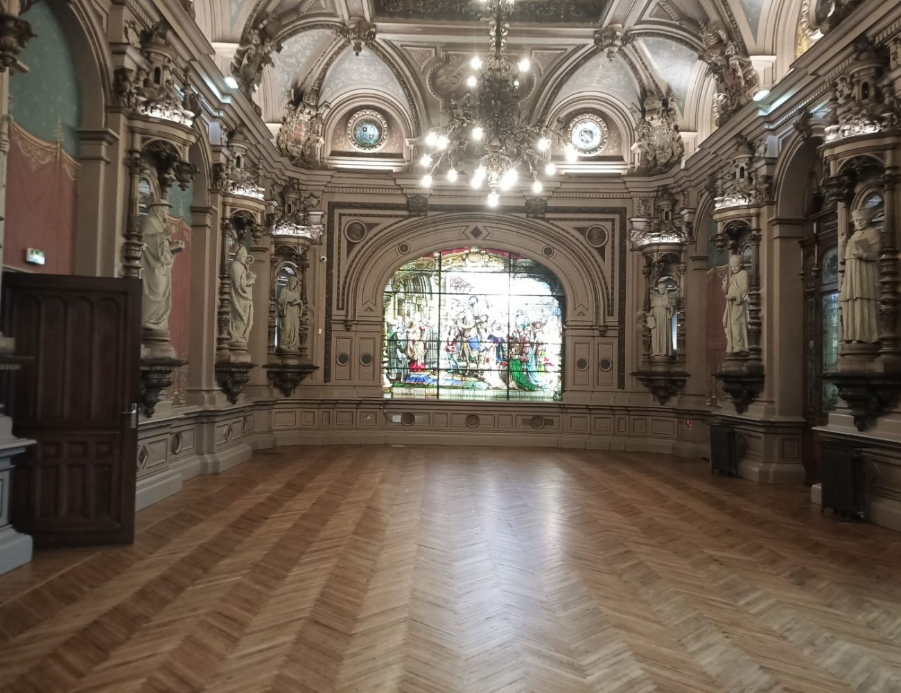 Restauration et vernis du Parquet Palais Bénédictine a Fécamp