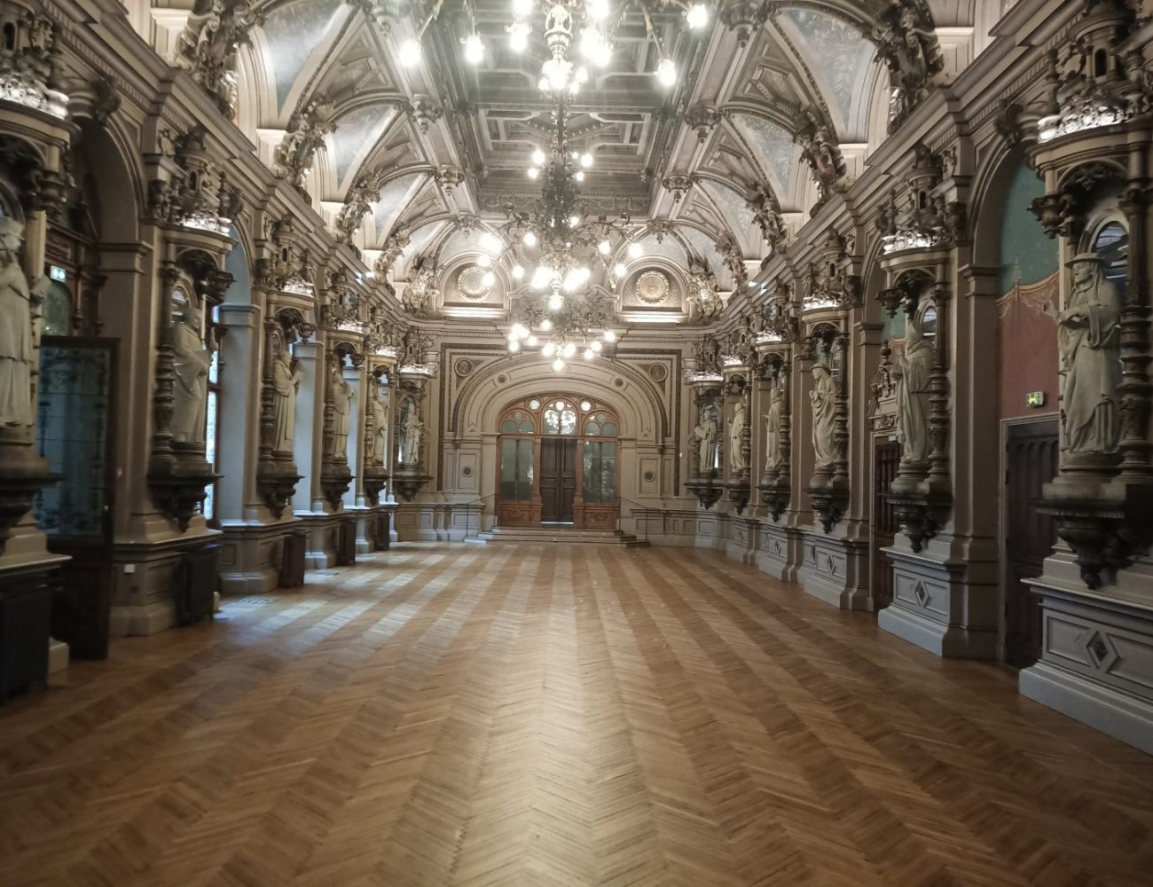 restauration et vernis du Parquet Palais Bénédictine